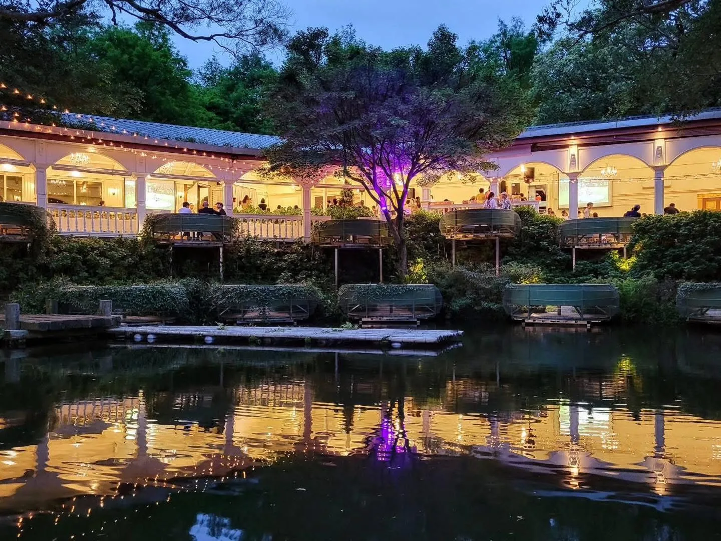 真愛桃花源夢幻湖泊夜宴湖面倒影